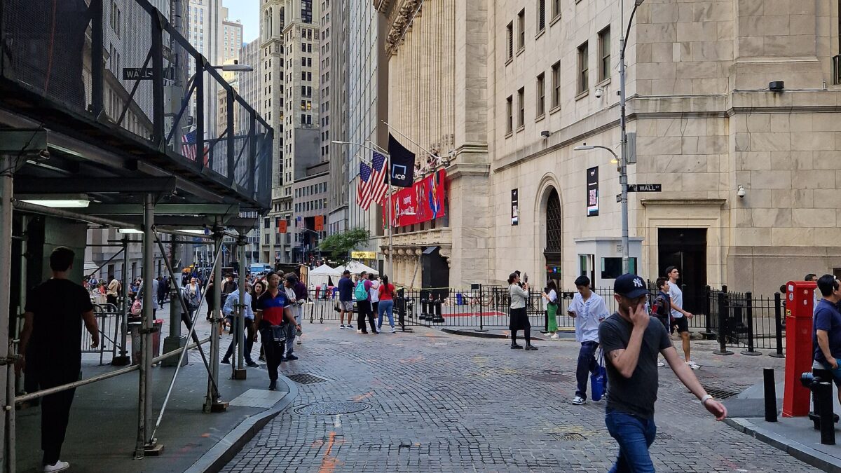 Anthropic’s Reported Mega-IPO — Bankers Are Already Lining Up Investor Meetings