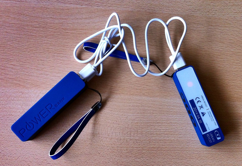 Portable USB power bank charger for smartphones