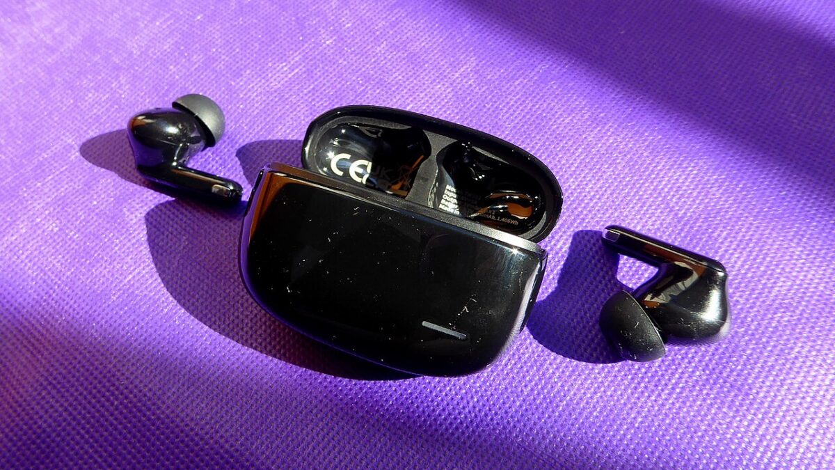 Why Bluetooth Headphones Sound Worse Than Wired (Codecs Explained)