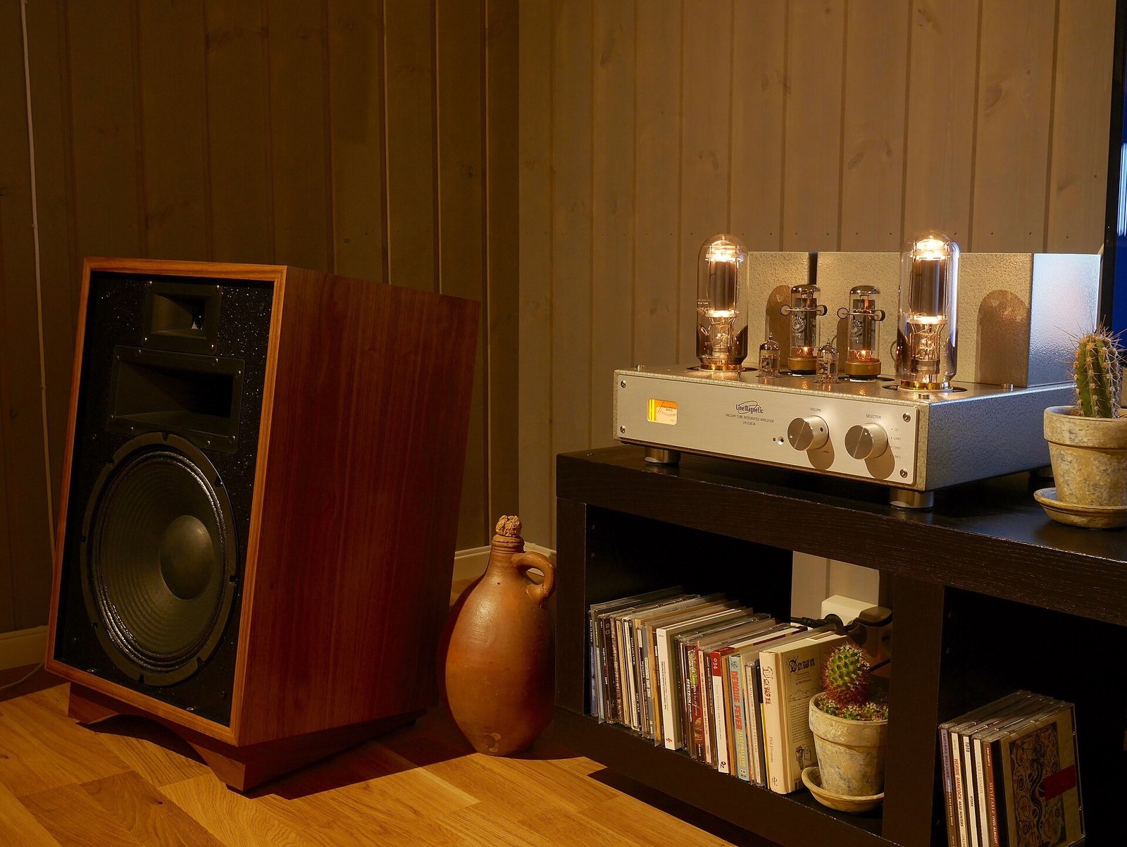 Vacuum-tube integrated amplifier paired with a Klipsch Heresy III speaker cabinet in a hi-fi setup