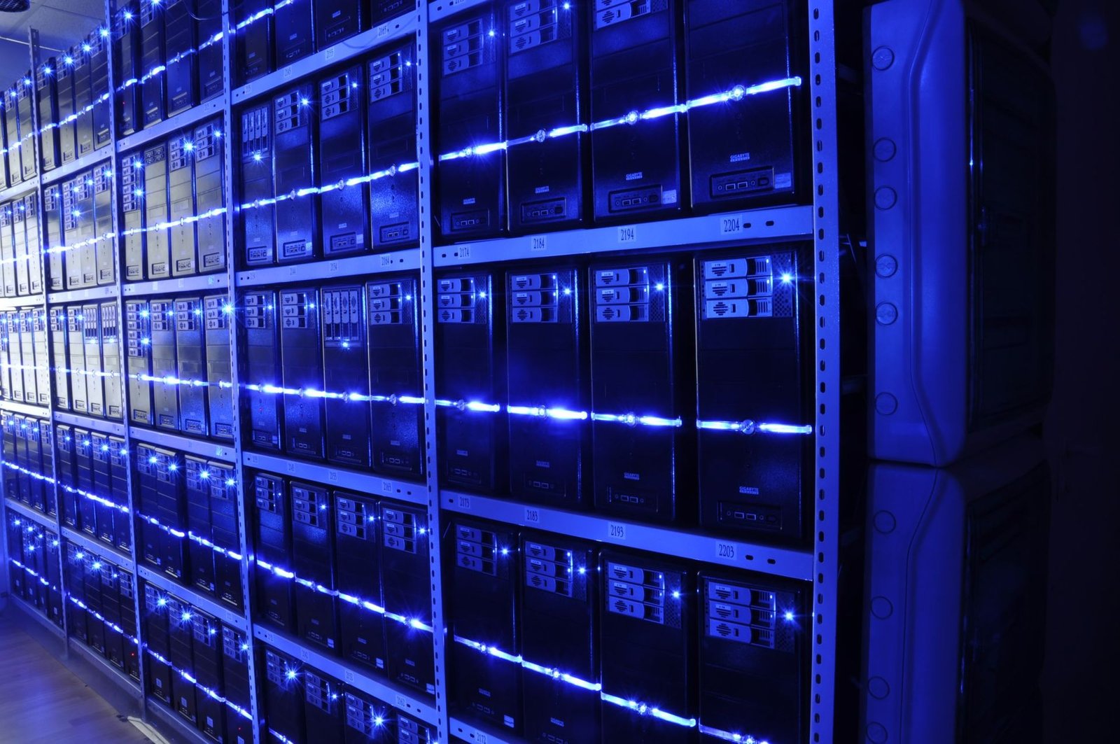 Rows of AI/cloud datacenter servers — the compute demand driving the surge in HBM4 and DRAM orders